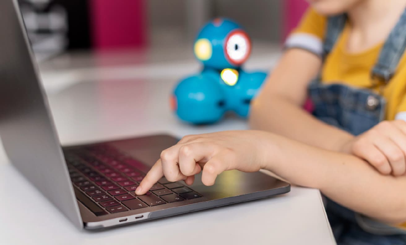 Gobierno anuncia licitación de laptops con inteligencia artificial para estudiantes