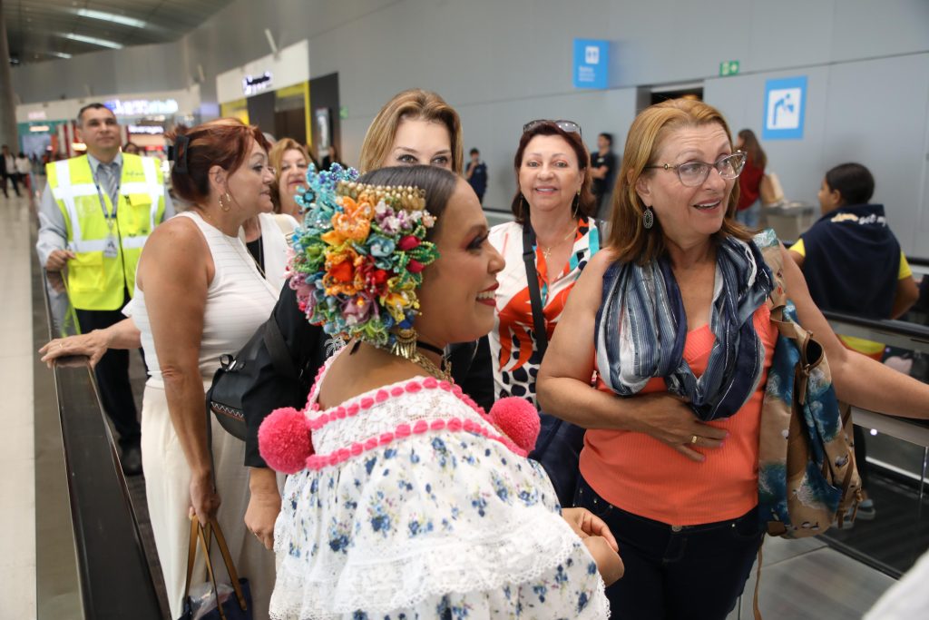 IMG-20250725-WA0119-1024x683 Aeropuerto de Tocumen se viste de pollera en un desfile que celebra la identidad panameña ante el mundo