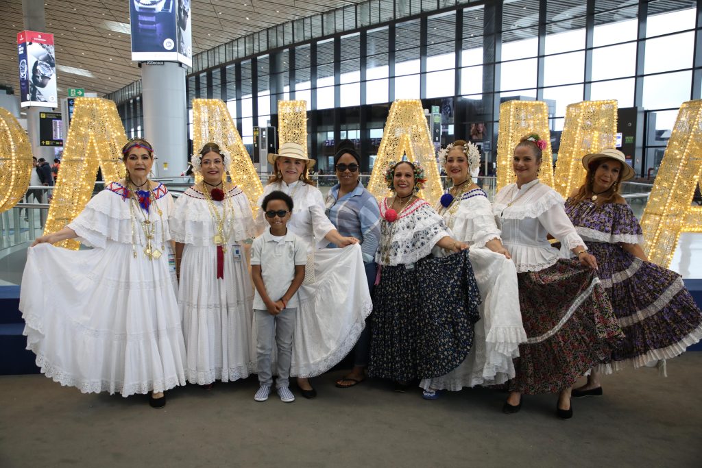 IMG-20250725-WA0120-1024x683 Aeropuerto de Tocumen se viste de pollera en un desfile que celebra la identidad panameña ante el mundo