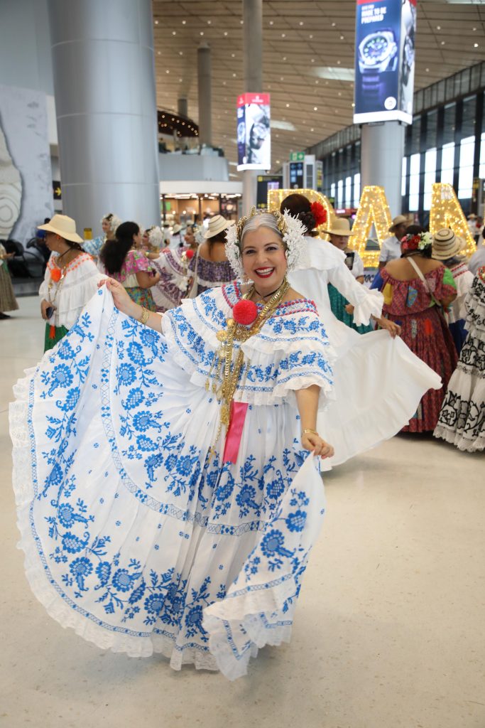 IMG-20250725-WA0122-683x1024 Aeropuerto de Tocumen se viste de pollera en un desfile que celebra la identidad panameña ante el mundo