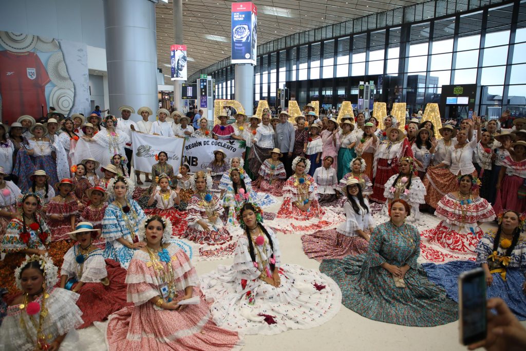 IMG-20250725-WA0124-1024x683 Aeropuerto de Tocumen se viste de pollera en un desfile que celebra la identidad panameña ante el mundo