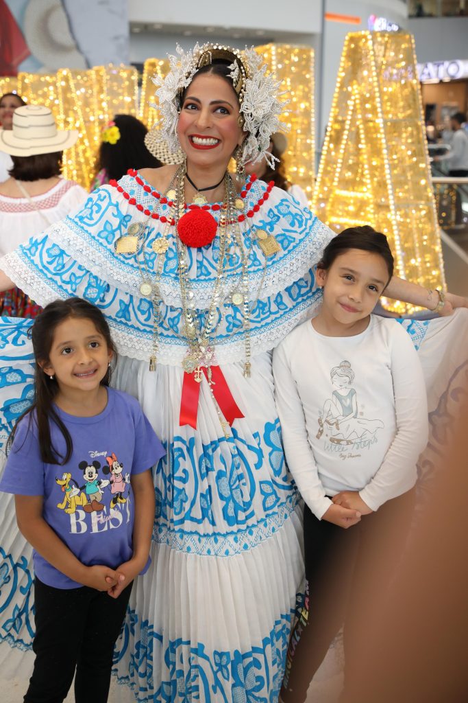 IMG-20250725-WA0128-683x1024 Aeropuerto de Tocumen se viste de pollera en un desfile que celebra la identidad panameña ante el mundo