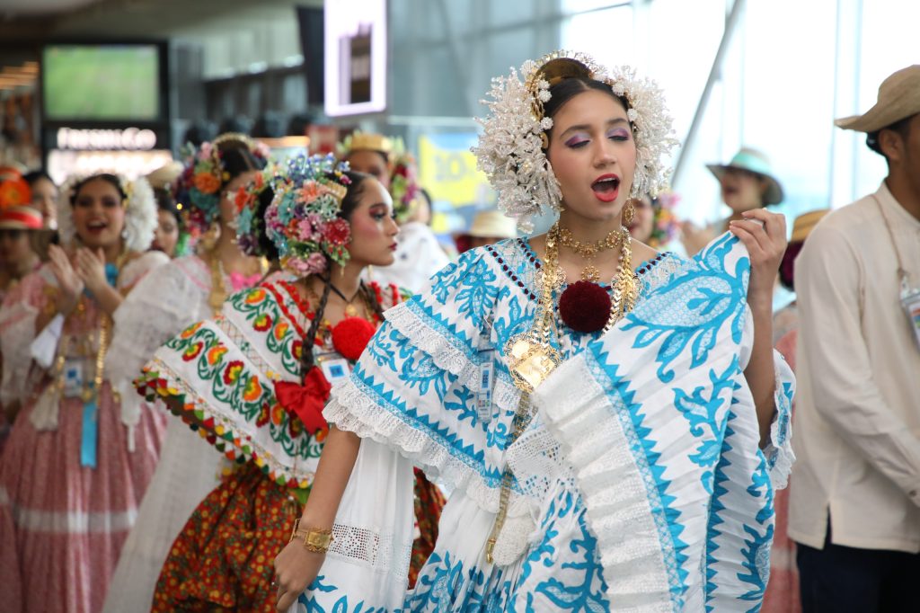 IMG-20250725-WA0129-1024x682 Aeropuerto de Tocumen se viste de pollera en un desfile que celebra la identidad panameña ante el mundo
