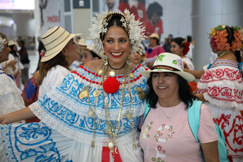 IMG-20250725-WA0131-1024x683 Aeropuerto de Tocumen se viste de pollera en un desfile que celebra la identidad panameña ante el mundo