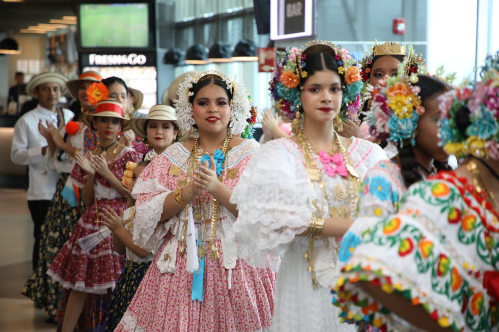 IMG-20250725-WA0132-1024x682 Aeropuerto de Tocumen se viste de pollera en un desfile que celebra la identidad panameña ante el mundo