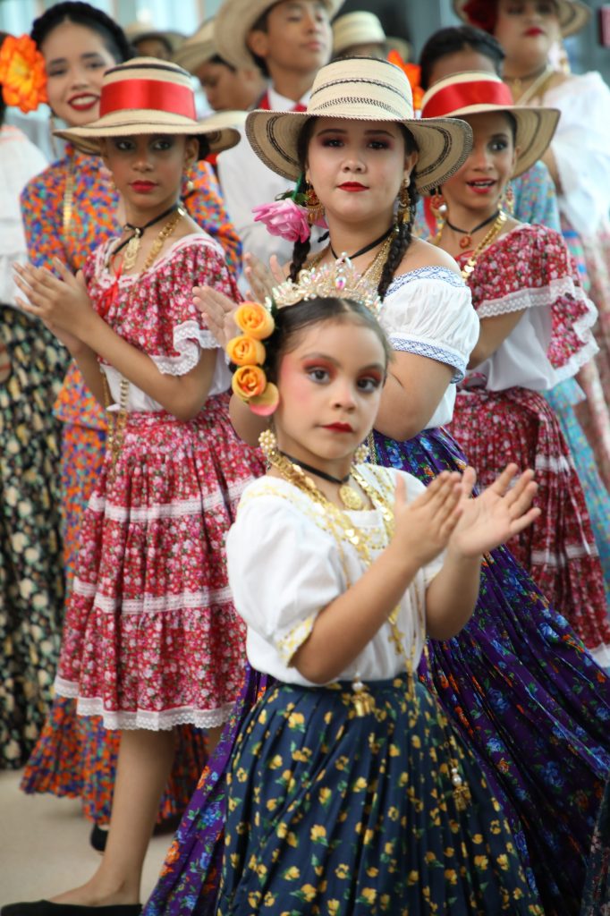 IMG-20250725-WA0133-682x1024 Aeropuerto de Tocumen se viste de pollera en un desfile que celebra la identidad panameña ante el mundo