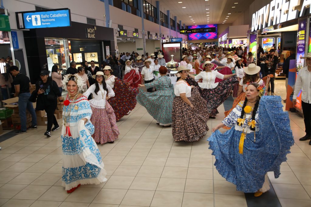 IMG-20250725-WA0134-1024x682 Aeropuerto de Tocumen se viste de pollera en un desfile que celebra la identidad panameña ante el mundo