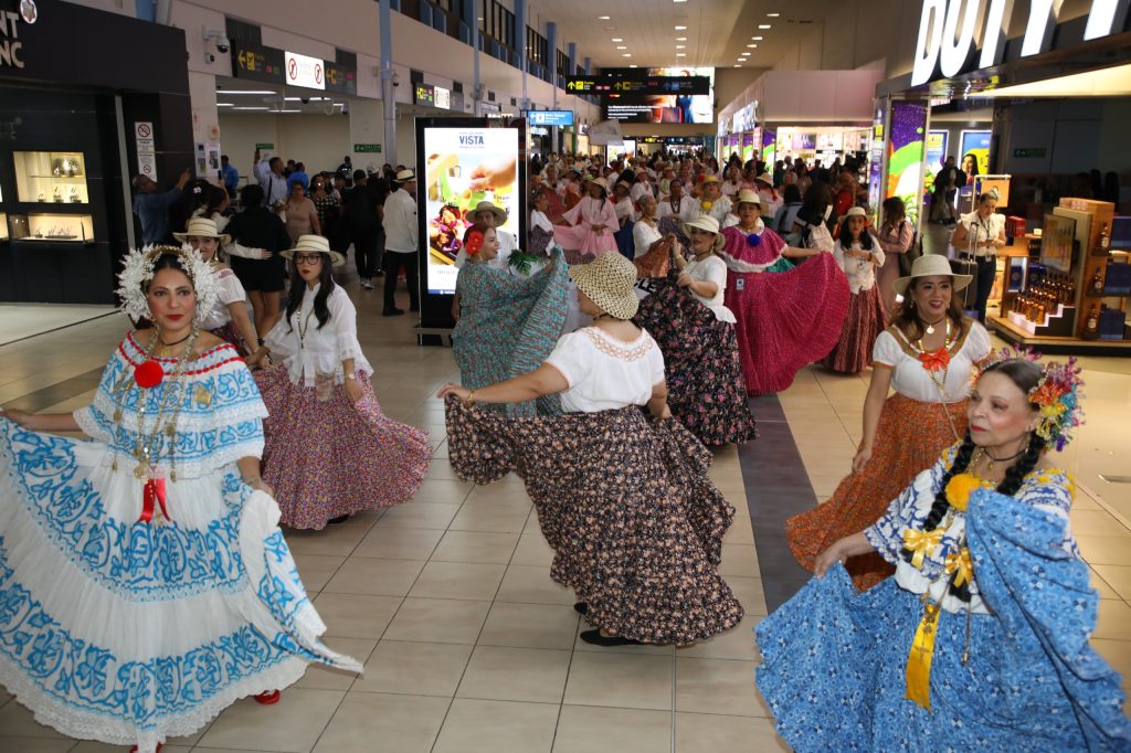 IMG-20250725-WA0136-1024x682 Aeropuerto de Tocumen se viste de pollera en un desfile que celebra la identidad panameña ante el mundo