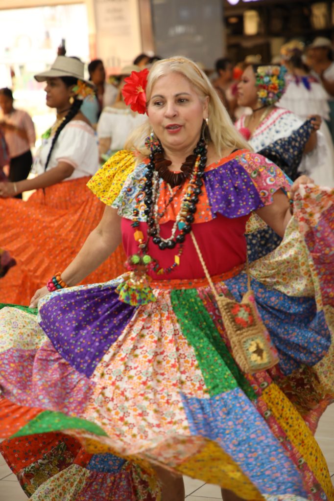 IMG-20250725-WA0137-682x1024 Aeropuerto de Tocumen se viste de pollera en un desfile que celebra la identidad panameña ante el mundo