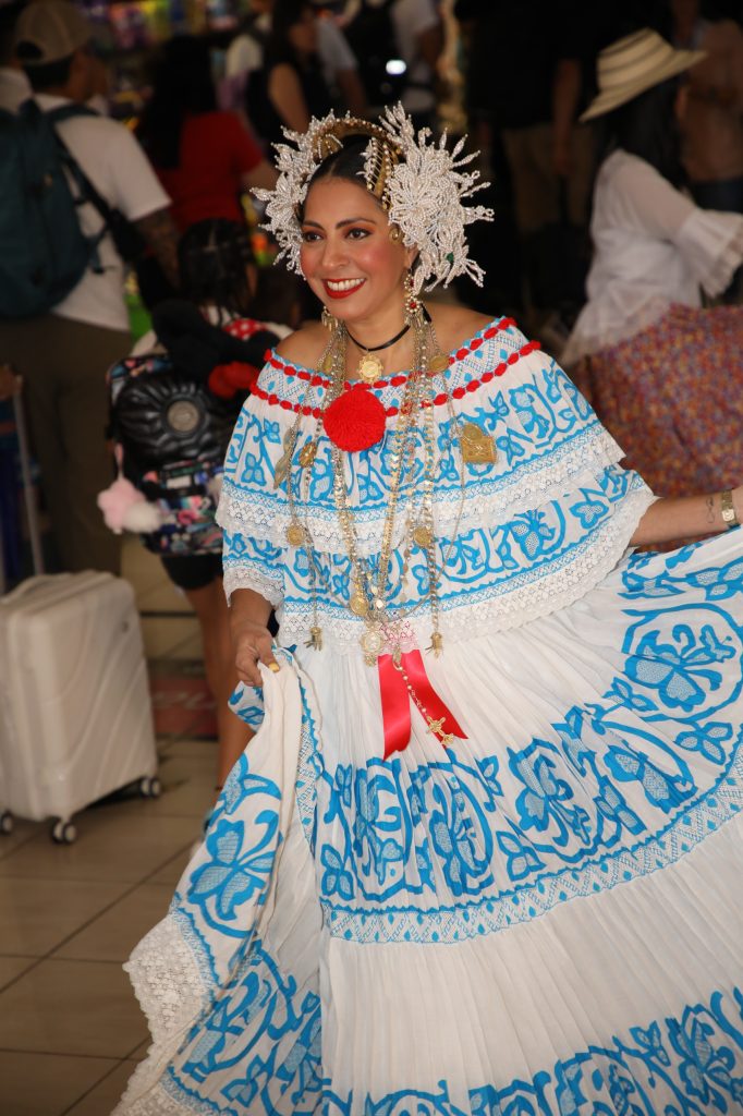 IMG-20250725-WA0138-682x1024 Aeropuerto de Tocumen se viste de pollera en un desfile que celebra la identidad panameña ante el mundo