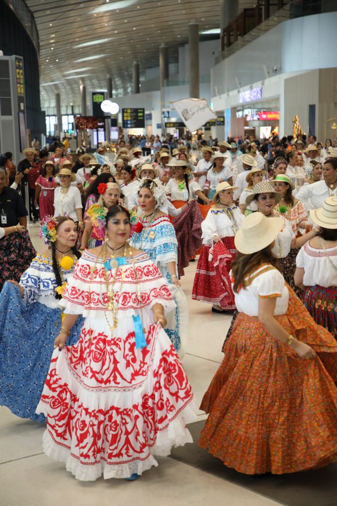 IMG-20250725-WA0139-682x1024 Aeropuerto de Tocumen se viste de pollera en un desfile que celebra la identidad panameña ante el mundo