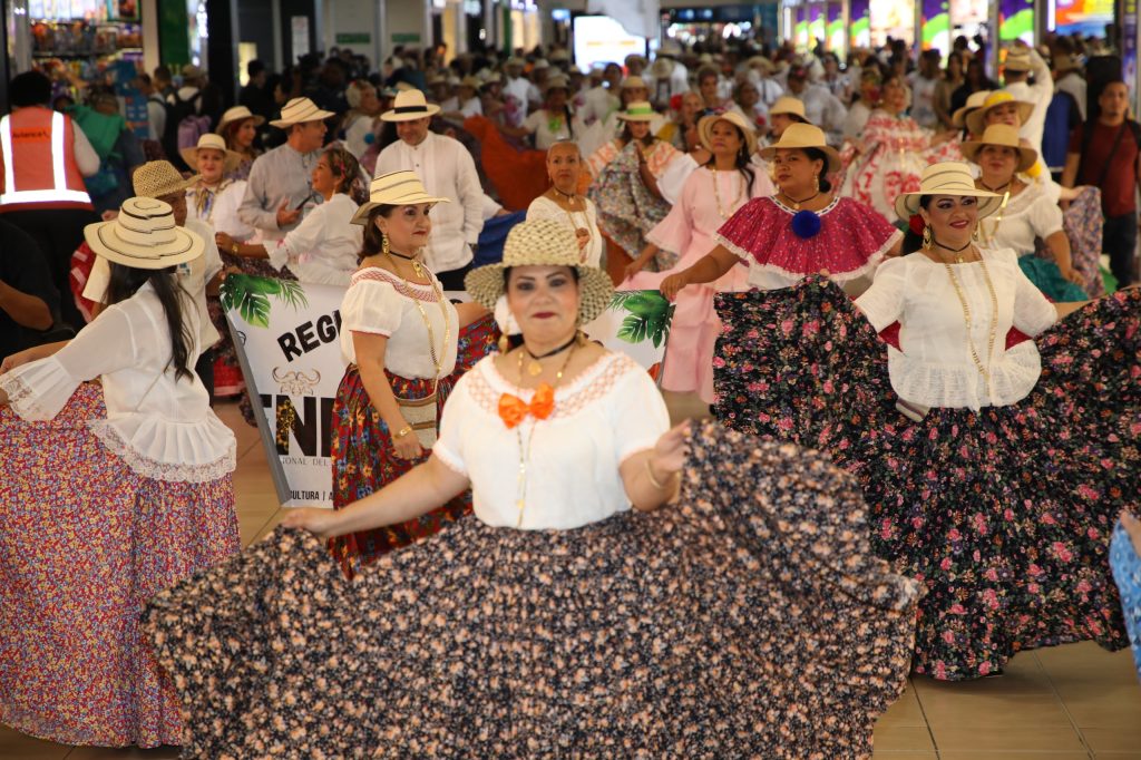 IMG-20250725-WA0140-1024x682 Aeropuerto de Tocumen se viste de pollera en un desfile que celebra la identidad panameña ante el mundo