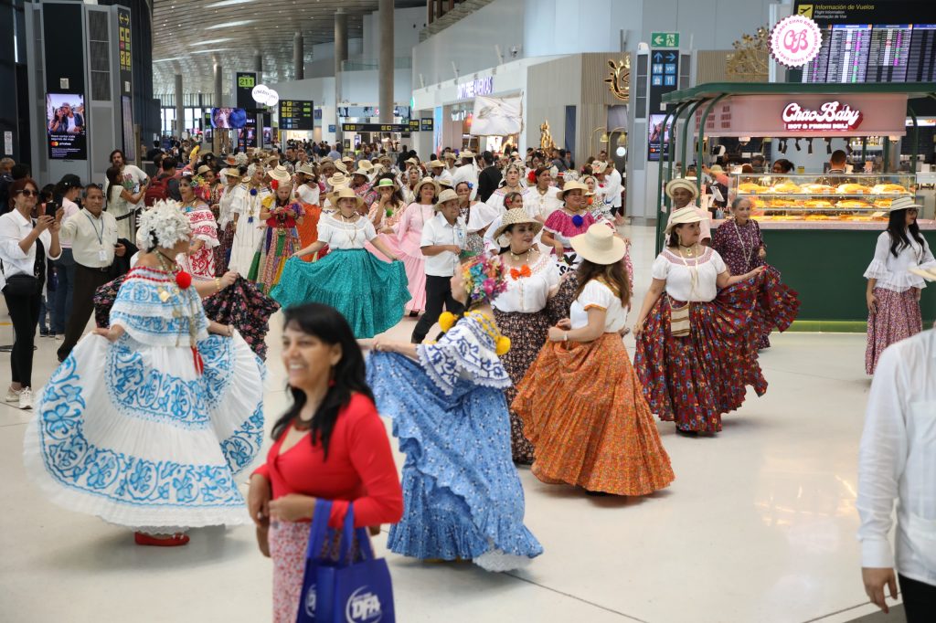 IMG-20250725-WA0141-1024x682 Aeropuerto de Tocumen se viste de pollera en un desfile que celebra la identidad panameña ante el mundo