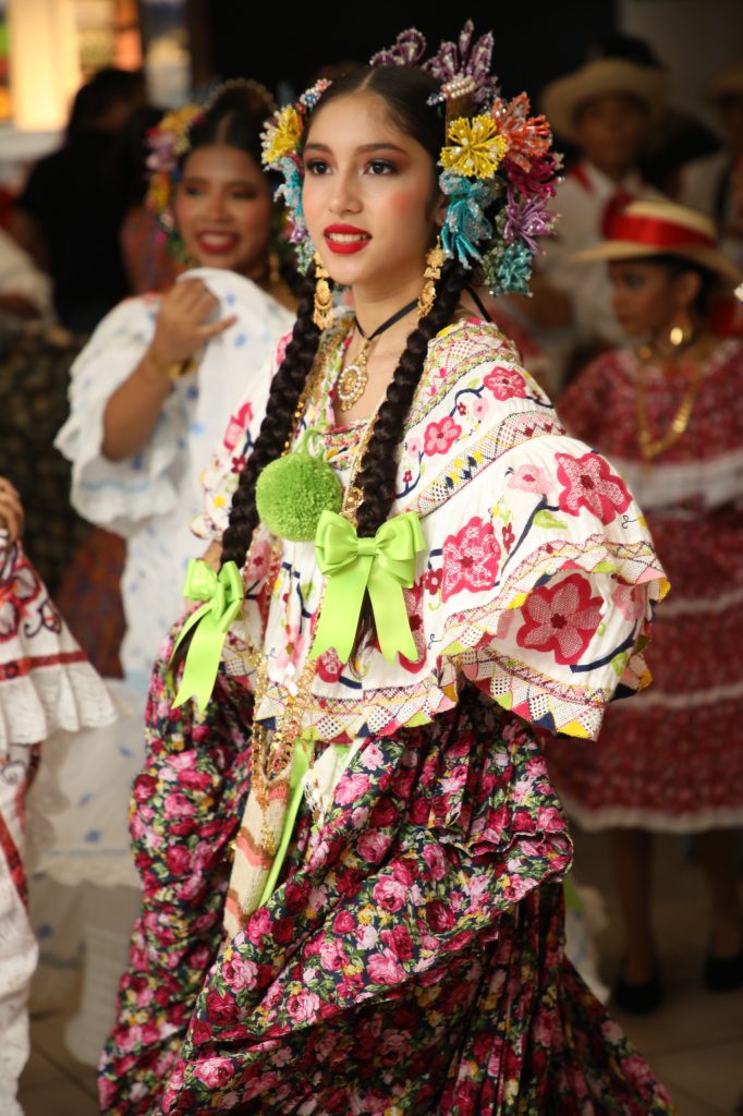 IMG-20250725-WA0142-682x1024 Aeropuerto de Tocumen se viste de pollera en un desfile que celebra la identidad panameña ante el mundo