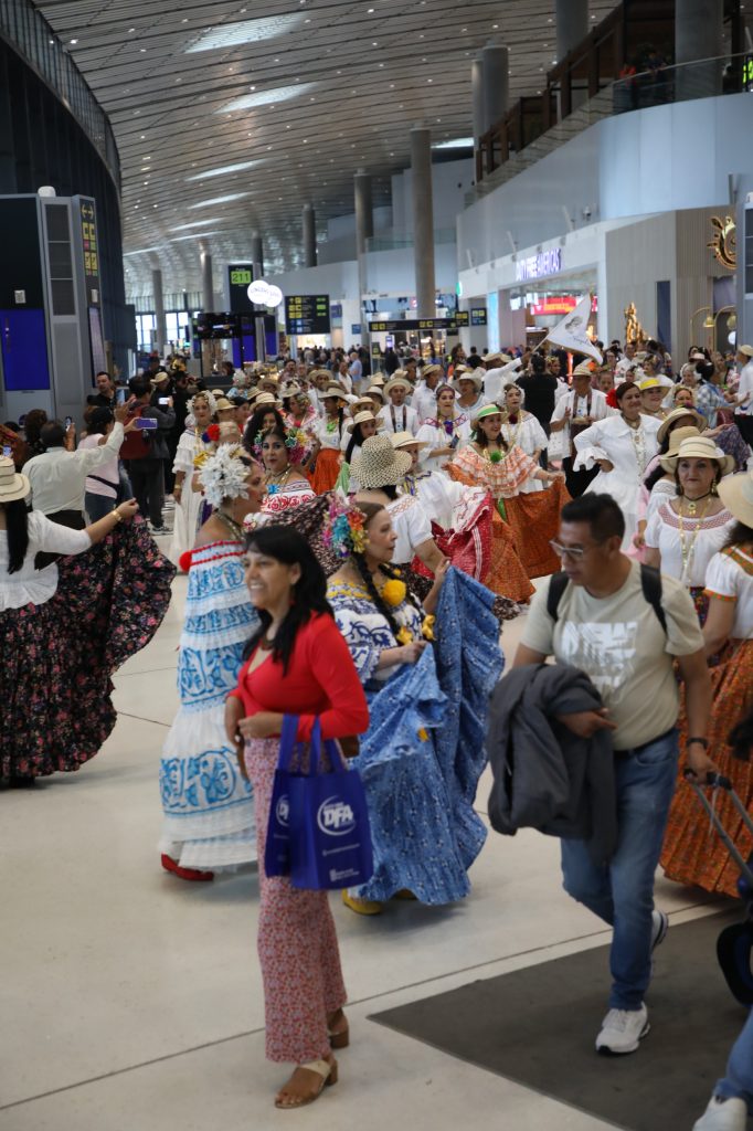 IMG-20250725-WA0143-682x1024 Aeropuerto de Tocumen se viste de pollera en un desfile que celebra la identidad panameña ante el mundo