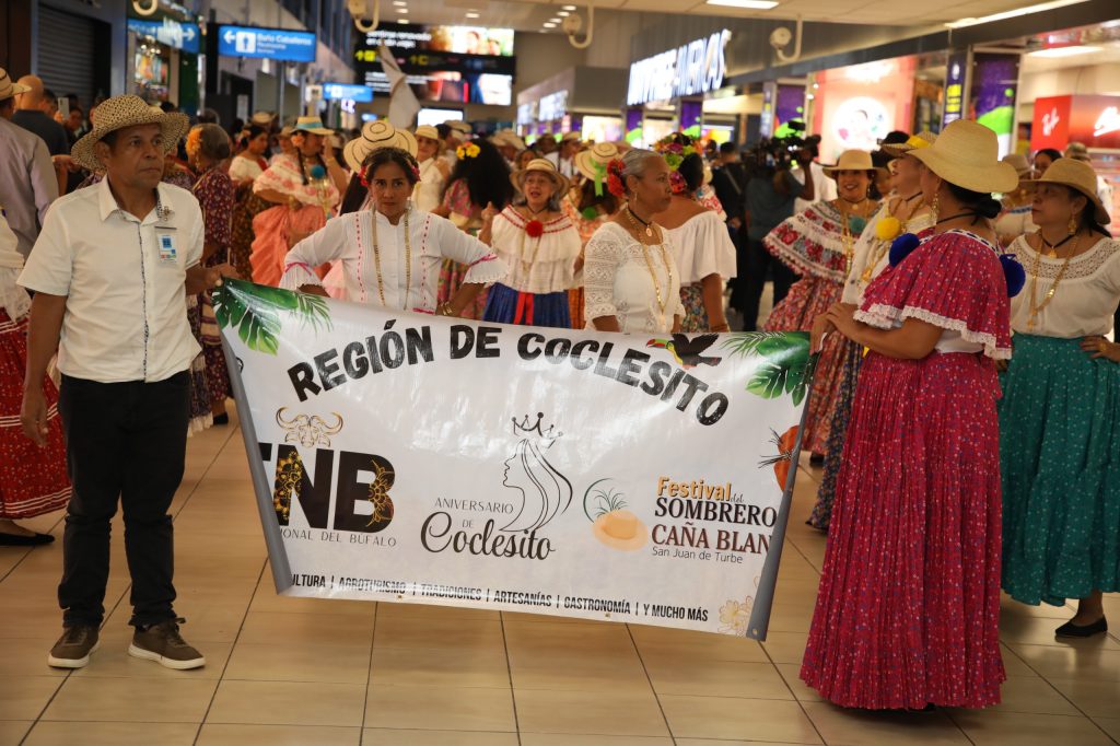 IMG-20250725-WA0144-1024x682 Aeropuerto de Tocumen se viste de pollera en un desfile que celebra la identidad panameña ante el mundo