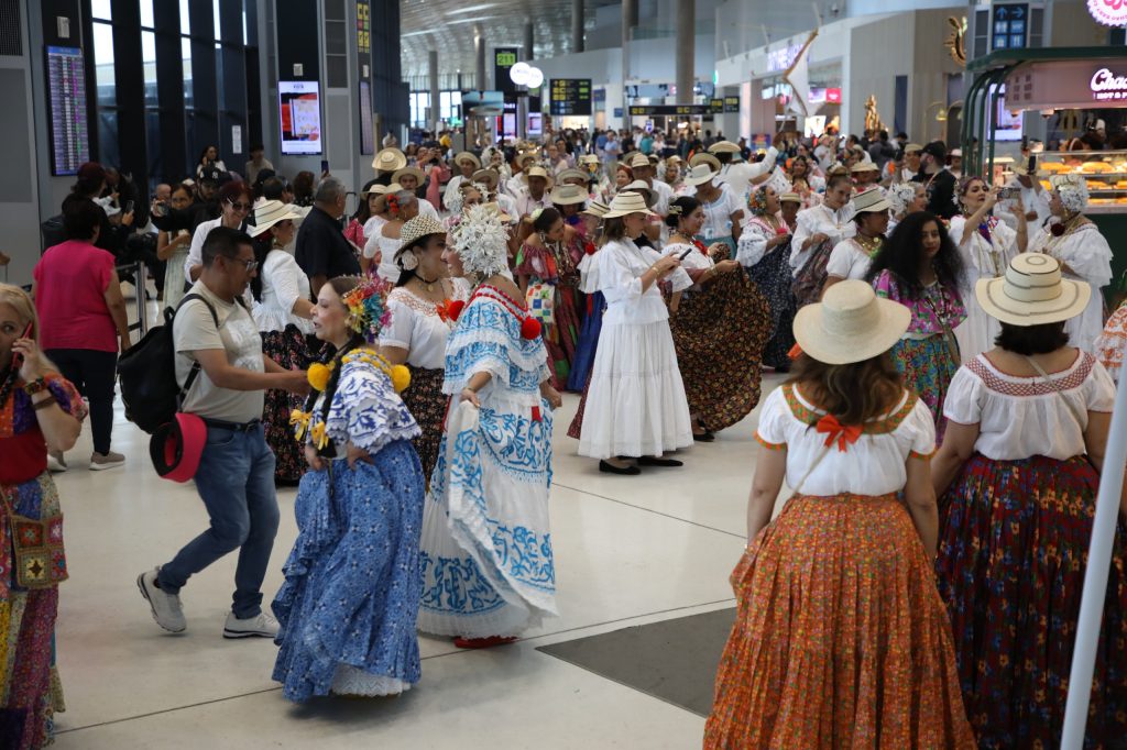 IMG-20250725-WA0145-1024x682 Aeropuerto de Tocumen se viste de pollera en un desfile que celebra la identidad panameña ante el mundo