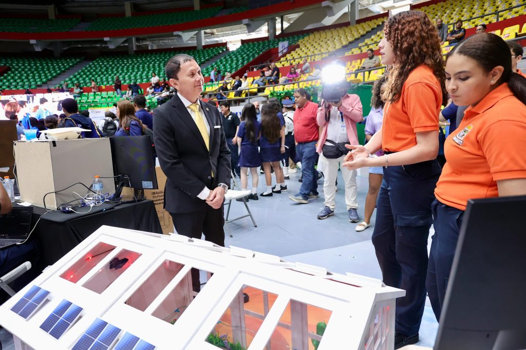 WhatsApp-Image-2025-10-02-at-5.10.26-PM-scaled-1-1024x682 Panamá se prepara para brillar en la Olimpiada Mundial de Robótica en Singapur