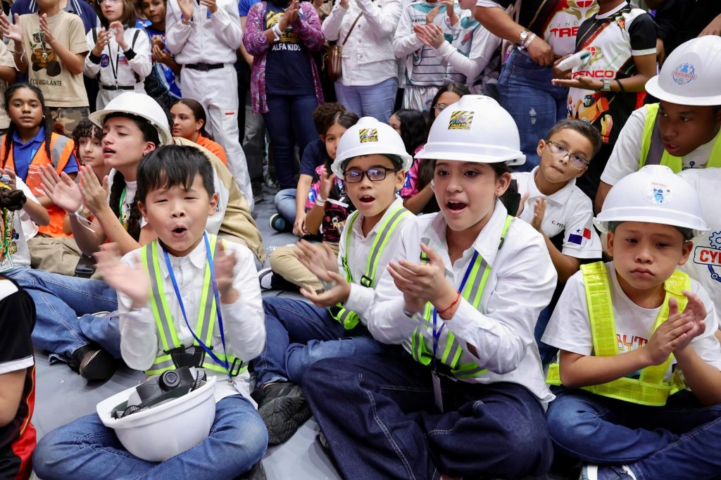 WhatsApp-Image-2025-10-02-at-5.10.32-PM-3-scaled-1-1024x682 Panamá se prepara para brillar en la Olimpiada Mundial de Robótica en Singapur